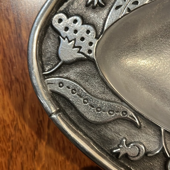 Wilton Armetale® Artesian Road Larger (14")  Oval Divided Server - Picture 3 of 11